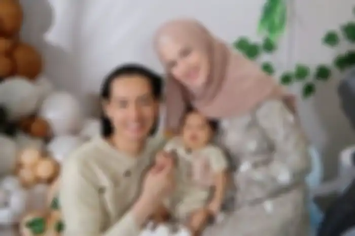 Roger Danuarta, Cut Meyriska, dan sang anak Shaquille Kaili Danuarta.