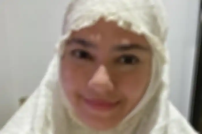Catherine Wilson pakai mukena