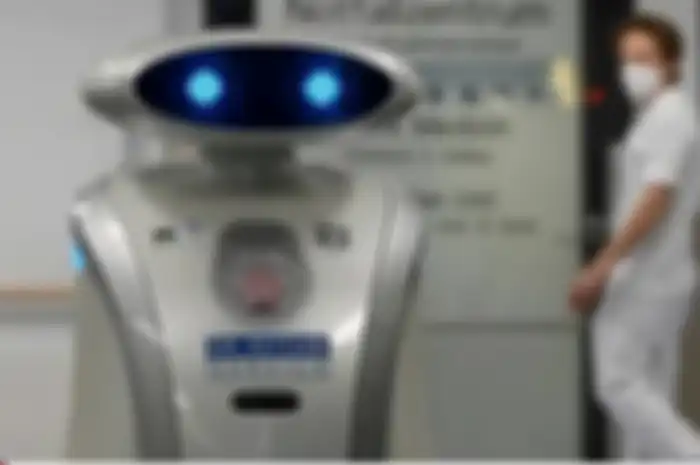 Unik! Tak Hanya Pastikan Lantai Terbebas dari Debu dan Kotoran, Robot Pembersih Franzi Juga Hibur Pasien dan Staf Rumah Sakit di Era Pandemi