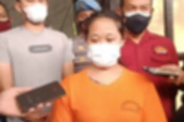 Ratna Delta disangkakan Pasal 338 KUH Pidana tentang pembunuhan dengan ancaman penjara maksimal 20 tahun setelah melakukan pembunuhan terhadap majikannya yang sudah lansia, Dewi Romlah (85). 