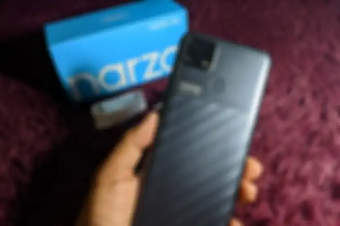 realme Narzo 30A tampak belakang, dengan tekstur bodi kesat