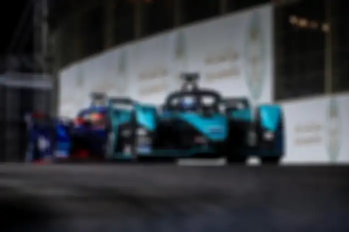 Pembalap tim Jaguar yaitu Sam Bird raih kemenangan pada balapan Formula E Diriyah R2 yang dipenuhi insiden dan kontroversi.
