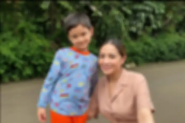 Nagita Slavina mengungkapkan bahwa anaknya, Rafathar, punya kebiasaan sleepwalking atau berjalan dalam tidur. 