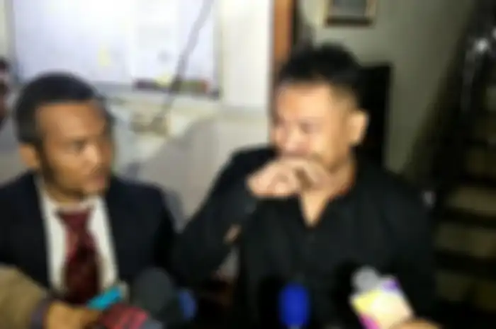 Vicky Prasetyo, mantan tunangan Kalina Ocktaranny, tampak menangis di depan kamera media.