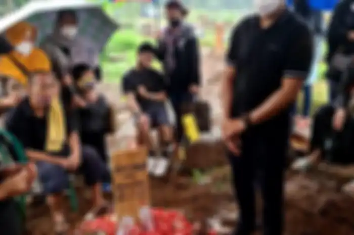 Prosesi pemakaman Ibunda El Ibnu, manatn vokalis Band Elkasih