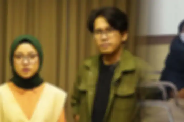 Ririe Fairus (kanan) hadir di sidang cerai yang kedua, beragendakan mediasi di Pengadilan Agama Jakarta Utara, Rabu (3/3/2021). 