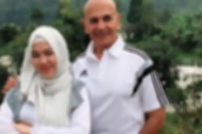 Mark Sungkar dan istri mudanya.
