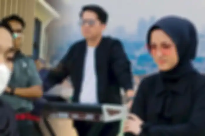 Ririe Fairus (kiri) hadir di sidang cerai yang kedua, beragendakan mediasi di Pengadilan Agama Jakarta Utara, Rabu (3/3/2021). 