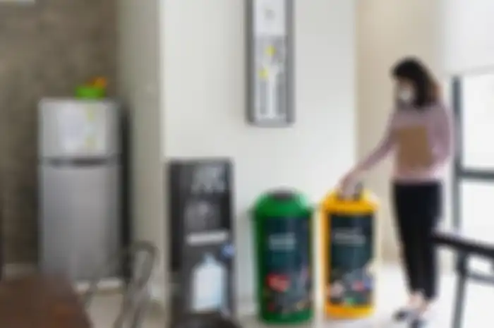Ilustrasi peletakan sampah di rumah yang terlalu mudah dilihat, tidak disarankan Feng SHui.