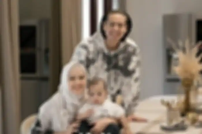 Roger Danuarta dan Cut Meyriska bersama buah hati mereka.