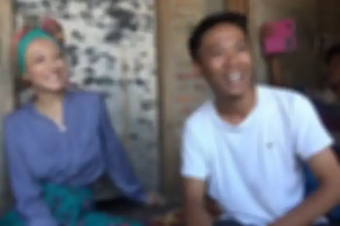 Indra Budiman (kanan), warga Lombok Tengah menikahi bule Prancis bernama Melissa (kiri)