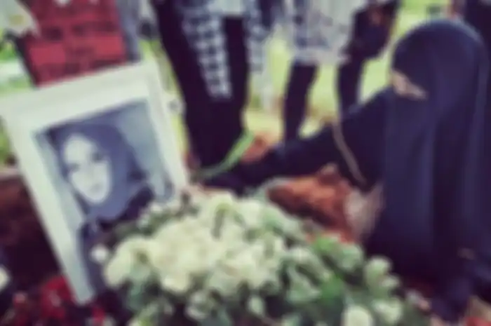 Tangis Ummi Pipik pecah di makam Rina Gunawan