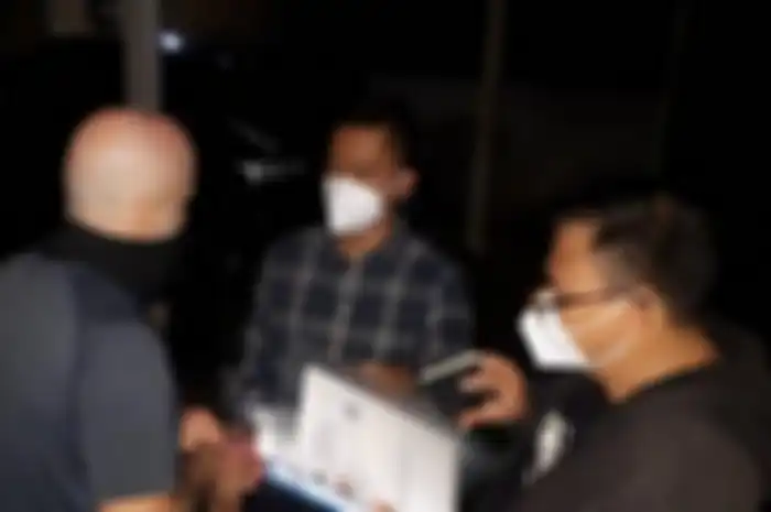 Petugas Divisi Keimigrasian Bali saat menemui WNA yang akan membuat acara tantric full body energy orgasm retreat. 