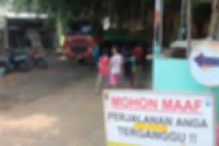 Truk trailer yang kesasar di Perkampungan Gisikdrono tepatnya di di Jalan Dr Ismail RT 2 RW 11 Gisikdrono, Jumat (5/3/2021)