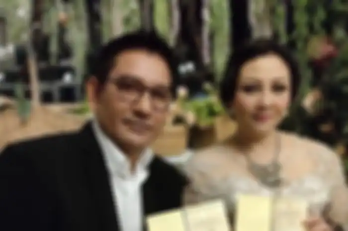Tengku Resi dan suami pamer buku nikah 