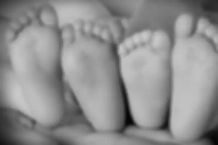 Ibu terpaksa jual bayi kembarnya agar bisa beri makan anaknya yang lain.