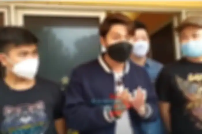 Rizky Billar beri klarifikasi terkait restorannya yang melanggar protokol kesehatan.