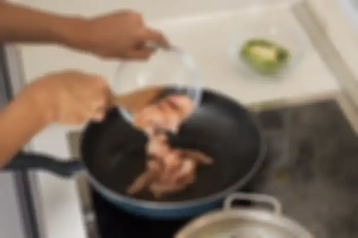 Ilustrasi memasak daging ayam