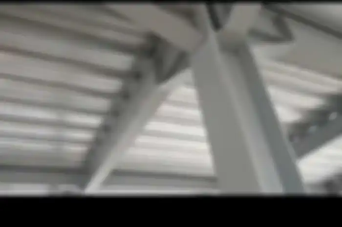 Selain sebagai bekisting, dek metal juga berfungsi sebagai tulangan.