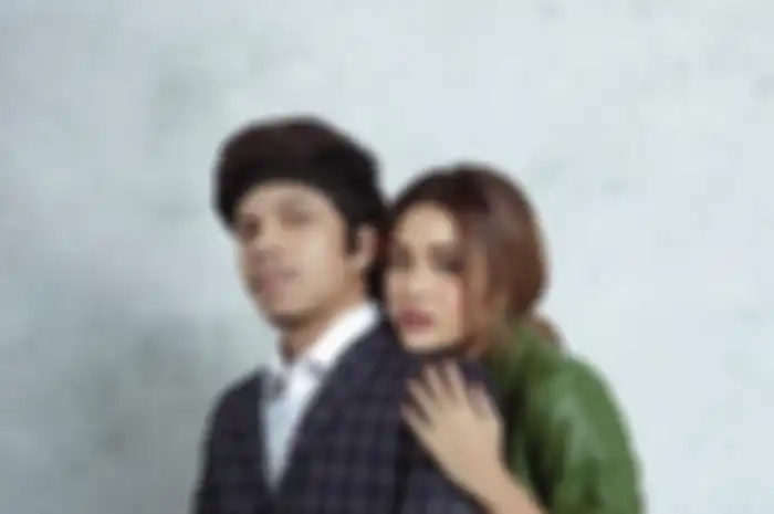 Tampilan serasi Atta Halilintar dan Aurel Hermansyah di sesi prewedding