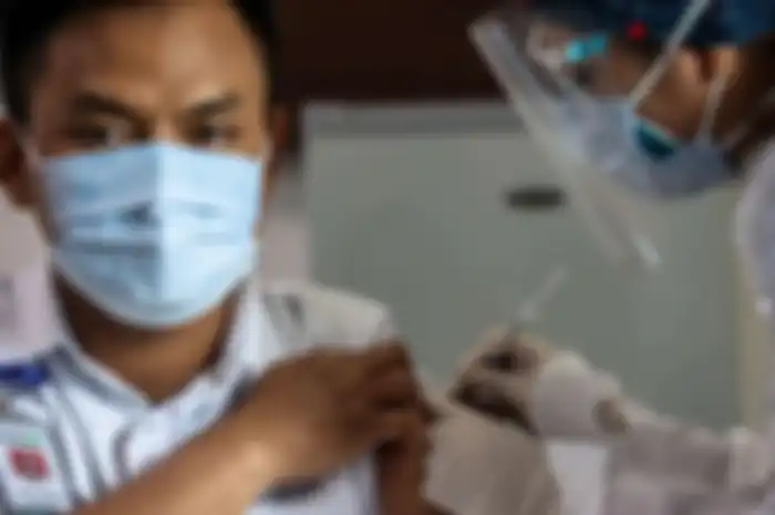 Petugas kesehatan menerima suntikan vaksin corona buatan Sinovac di Rumah Sakit Siloam TB Simatupang, Jakarta Selatan, Kamis (14/1/2021). Vaksin Sinovac telah mendapatkan izin penggunaan darurat atau emergency use authorization (EUA) dari Badan Pengawas Obat dan Makanan (BPOM). Dengan izin penggunaa