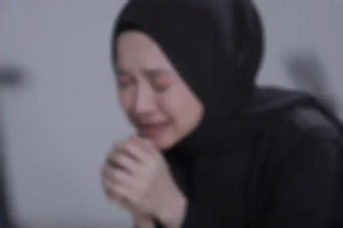 Nissa Sabyan menangis di video klip lagu Sapu Jagat 