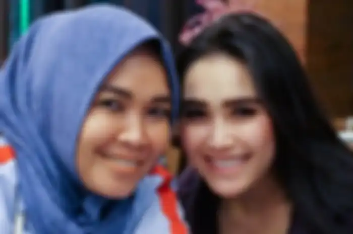 Umi Kalsum dan Ayu Ting Ting