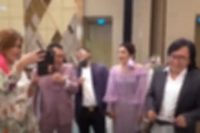 Maia Estianty dan kawan-kawan saat hadiri acara lamaran Aurel-Atta