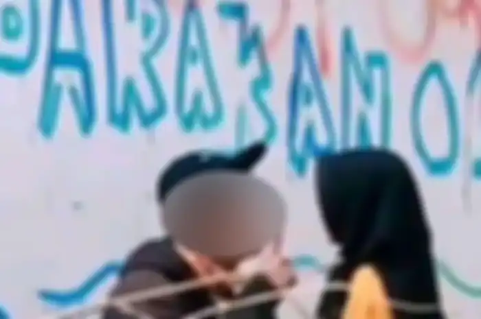 Video mesum dua Remaja di depan tulisan Parakan 01 viral di media sosial