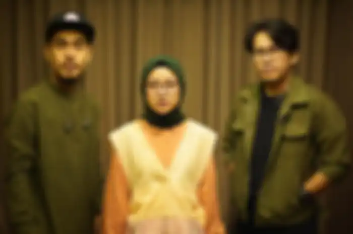 Personel Sabyan Gambus (ki-ka: Kamal, Nissa, dan Ayus)