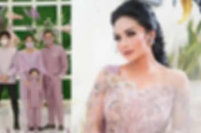 Krisdayanti tak memakai baju seragam dengan keluarga Anang Hermansyah