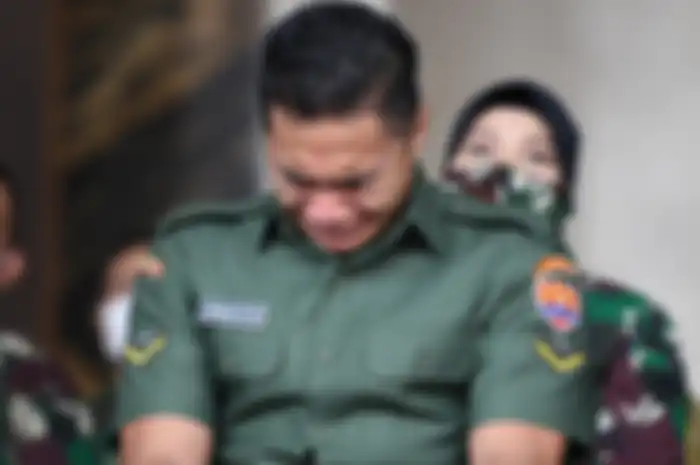 Ekspresi dari prajurit TNI AD Serda (K) Aprilia Santini Manganang saat mengikuti sidang penggantian jenis kelamin dan penggantian nama secara virtual Pengadilan Negeri Tondano, Sulawesi Utara, di Markas Besar TNI Angkatan Darat, di Jakarta, Jumat (19/3/2021). Pengadilan Negeri Tondano, Sulawesi Utar