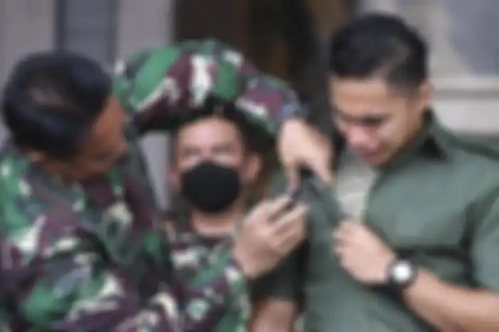 Serda Aprilio Perkasa Manganang menangis ketika menerima keputusan perubahan nama dan jenis kelamin dari Pengadilan Negeri Sangihe. 