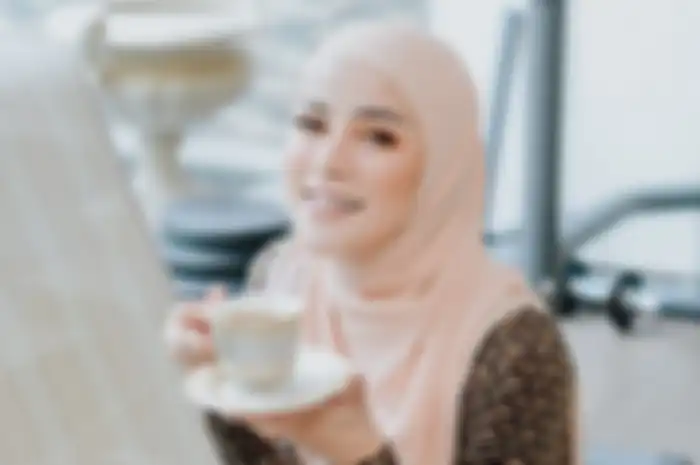Tampilan Olla Ramlan Saat Hadiri Henna Night Aurel Hermansyah Jadi Sorotan, Serba Glamor! 
