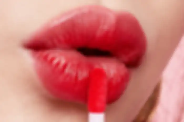 Memakai lip cream
