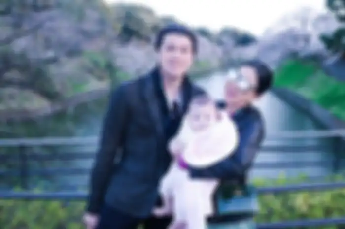Syahrini gendong bayi bareng Reino Barack 