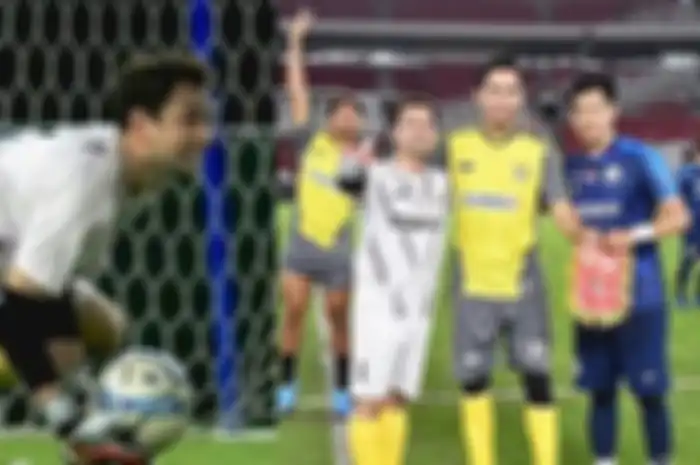 Aksi Raffi Ahmad saat tanding bola