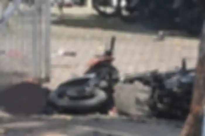 Sepeda motor yang diduga digunakan pelaku bom bunuh diri di depan Gereja Katedral Makassar.