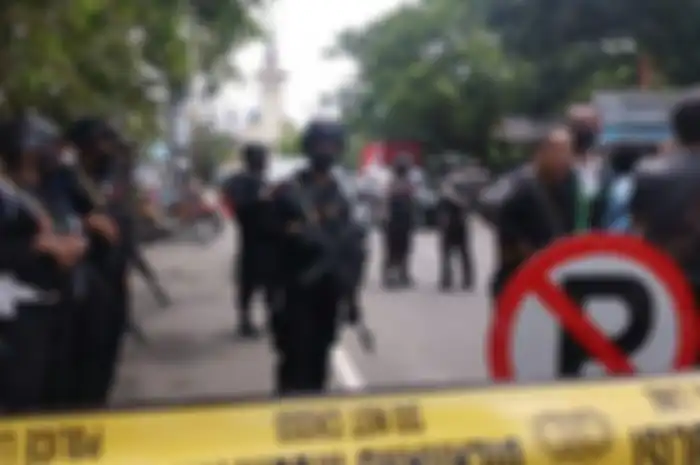 Polisi bersenjata lengkap siaga di Jl RA Kartini sekitar Gereja Katedral Makassar, pasca ledakan bom bunuh diri terjadi pada Minggu (28/3/2021).