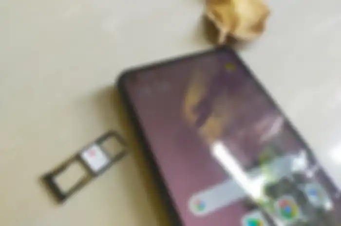 Ilustrasi masukan kartu SIM ke smartphone (in pic: Redmi Note 9)