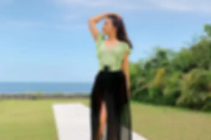 Jadi Sorotan, Intip OOTD Seksi Prilly Latuconsina di Pinggir Pantai Hingga Pahanya Terlihat!