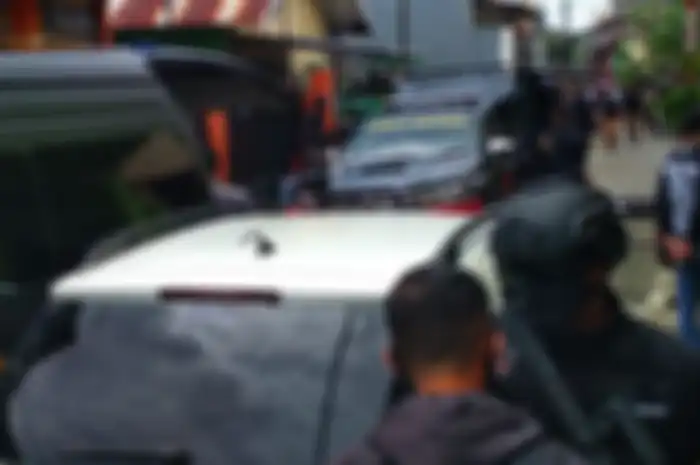 Tim Densus 88 Antiteror Polri menggeledah rumah terduga pelaku bom Gereja Katedral Makassar