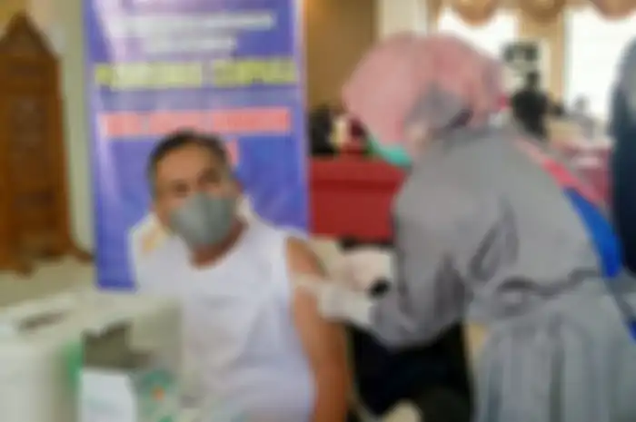 vaksinasi bagi staf Sekretariat dan anggota DPRD Kalsel, Senin (29/03).