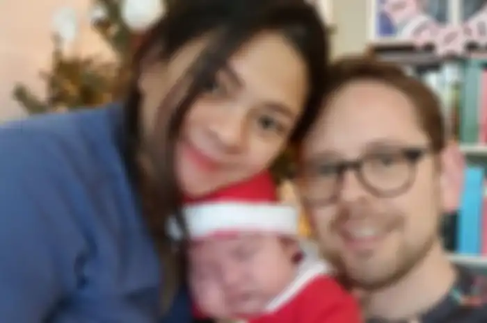 Potret Nanda Gita bersama anak dan suaminya