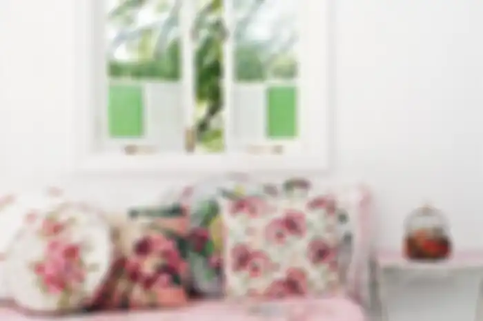 Ilustrasi penggunaan bantal dengan motif dan warna-warna cerah khas kampung.