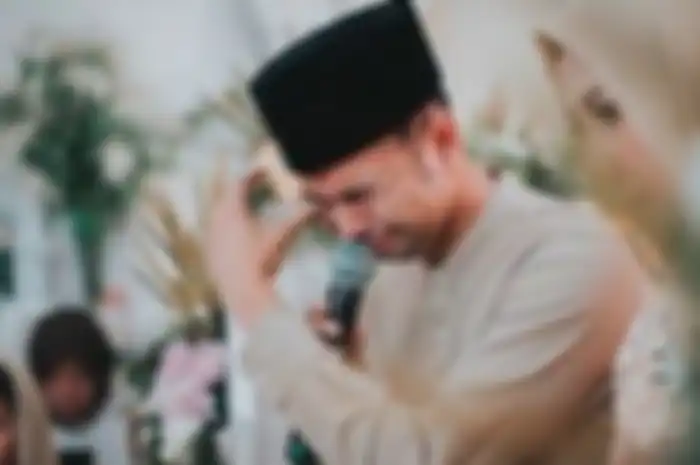 Raffi Ahmad menangis dalam sebuah acara pengajian.