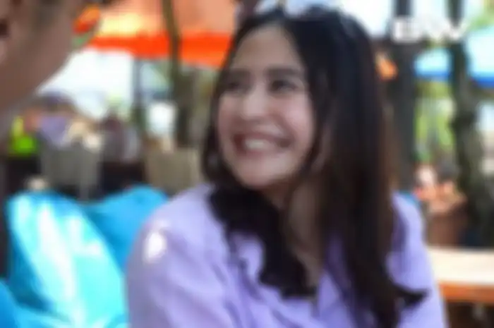 Prilly Latuconsina saat ungkap sosok aktor yang ingin dipacarinya.