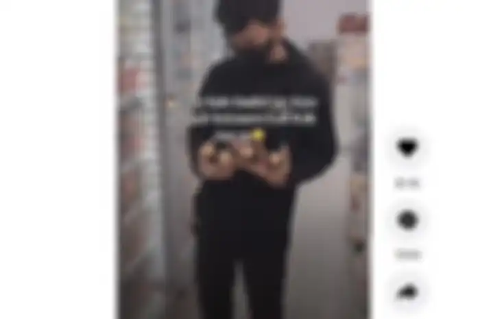 Tangkapan layar dari TikTok. Para konten kreator aplikasi tersebut lagi rame ngeborong fruit tea demi ngeliat respon kasir supermarket.