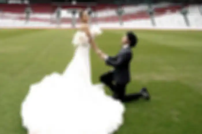 Atta Halilintar dan Aurel Hermansyah saat melakukan foto pre wedding di Gelora Bung Karno, Jakarta.