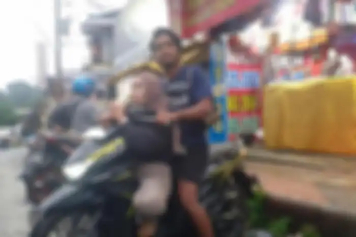 Anam saat memboncengkan pacarnya dengan motor yang joknya udah pasangi paku.